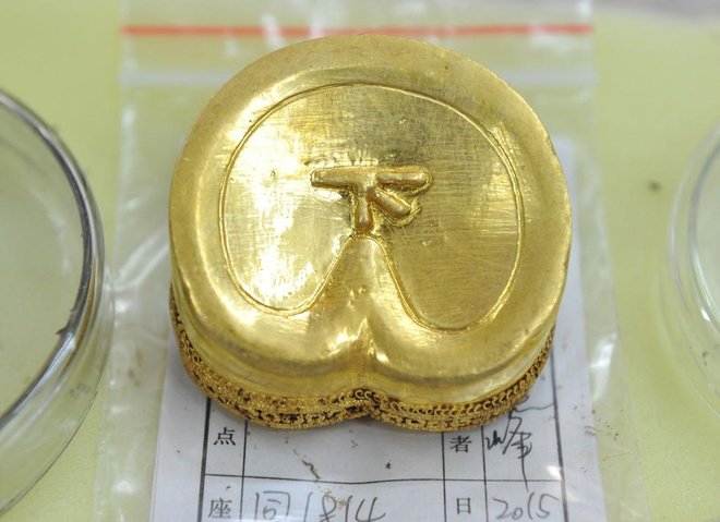 Picture 6 of 40 pounds of gold scattered around the coffin of Han's nephew Wu Wu