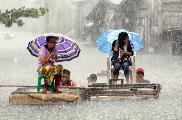 Picture 1 of 40000 Filipinos run big storms