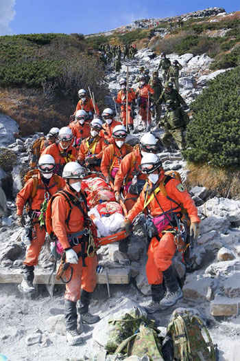 Picture 2 of 48 people died in a volcano that suddenly erupted in Japan