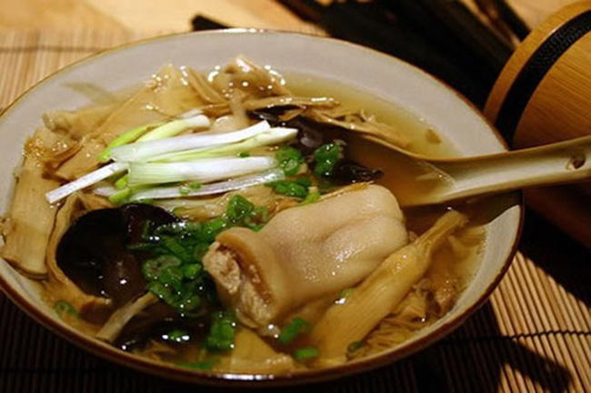 Picture 2 of 5 absolute things should not be done while eating