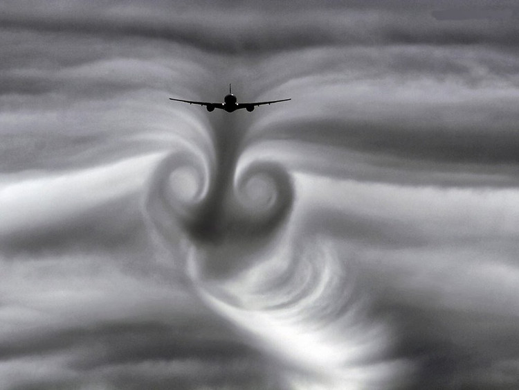 Picture 3 of 5 natural phenomena make aircraft vulnerable to accidents