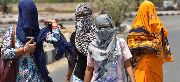 Picture 1 of 50 degree Celsius in hot sun, India warns red