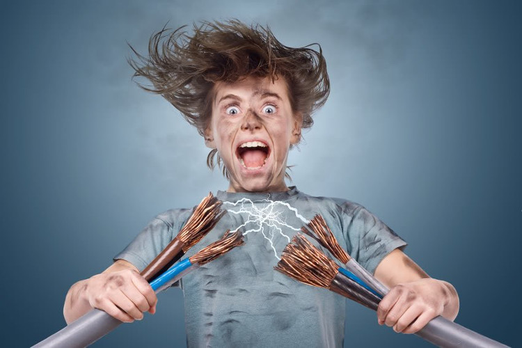 Picture 1 of 6 mistakes when using electrical appliances can make you pay for your life