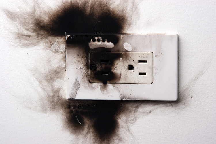 Picture 5 of 6 mistakes when using electrical appliances can make you pay for your life