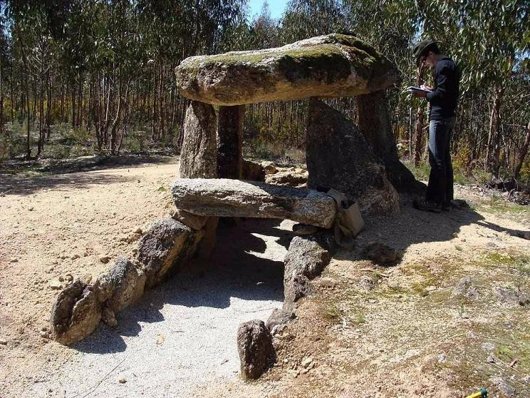 Picture 3 of 6000 year old grave is the first telescope in the world?