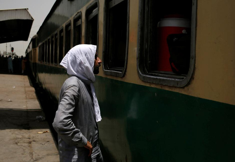 Picture 2 of 65 people died in the heat wave in Pakistan