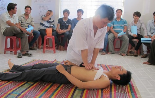 Picture 1 of 7 steps to aid the victims on the road