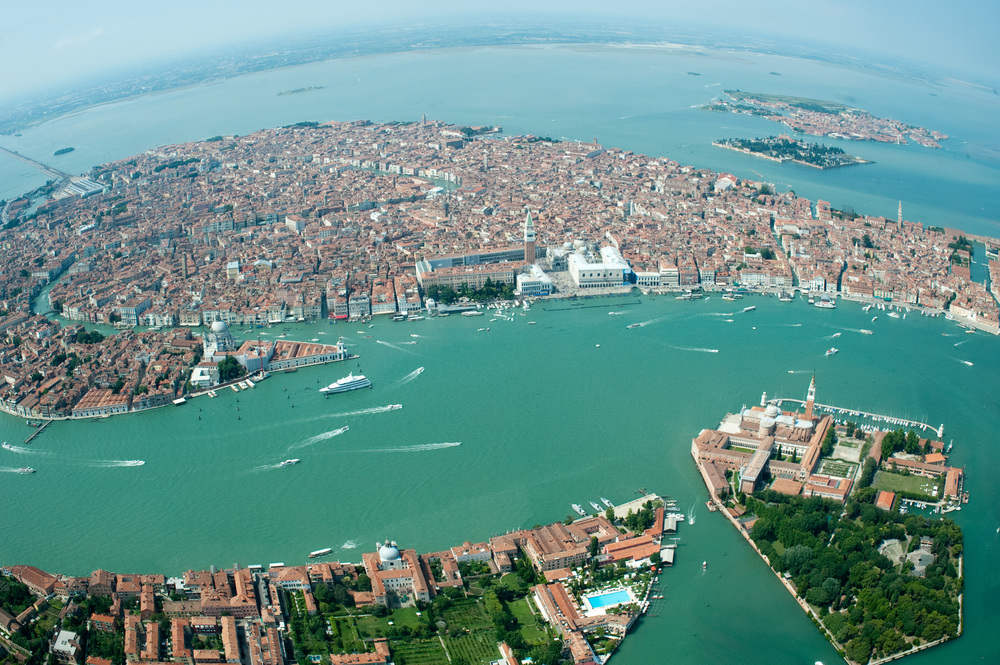 Picture 2 of 8 most cramped islands in the world