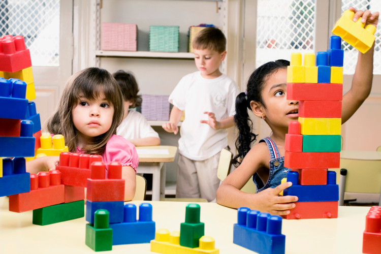 Picture 4 of 9 common questions in children and how to answer scientifically and reasonably
