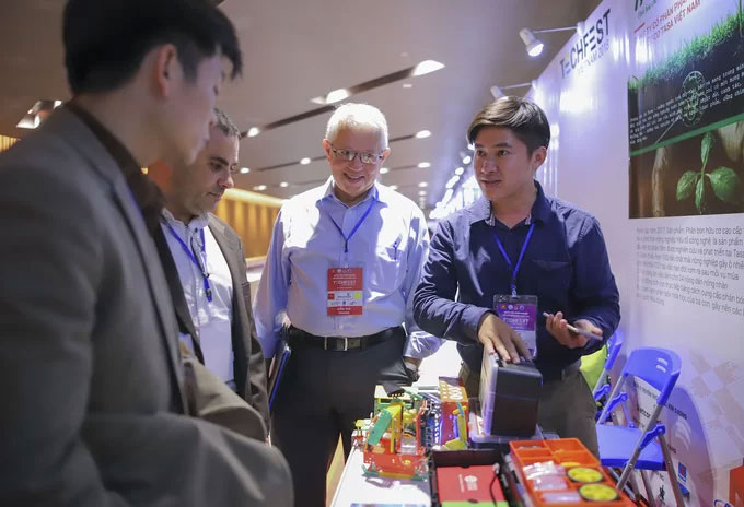 Picture 1 of 9 start-up teams compete for USD 50,000