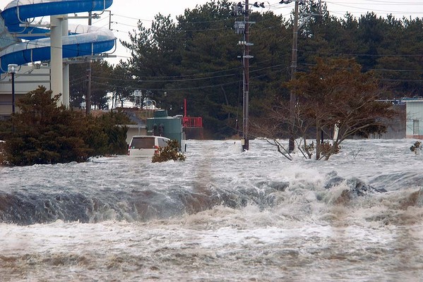 Picture 10 of A 10-meter tsunami hit Japan