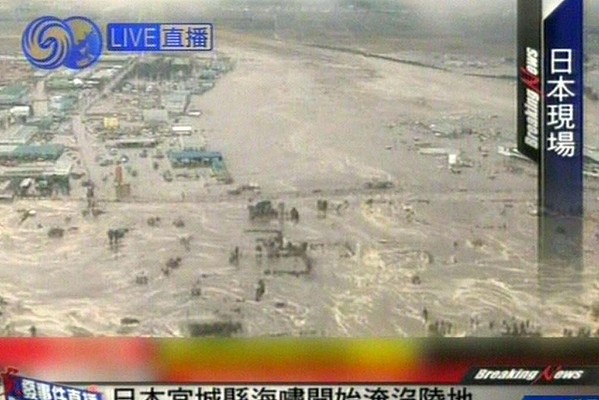 Picture 7 of A 10-meter tsunami hit Japan
