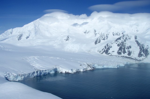 Picture 1 of A 300km ice block suddenly melted in the Antarctic Peninsula