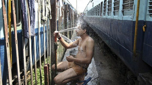 Picture 3 of A bunch of hot 'scorching' photos of India, more than 600 people died