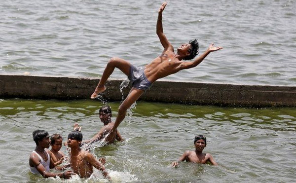Picture 4 of A bunch of hot 'scorching' photos of India, more than 600 people died