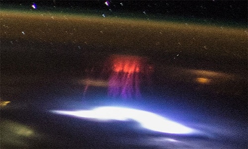 Picture 2 of A clear picture of red heterosexual lightning was taken from the International Space Station
