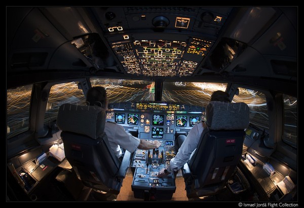 Picture 10 of A close-up of the 'brain' of a plane over the beam makes you dizzy