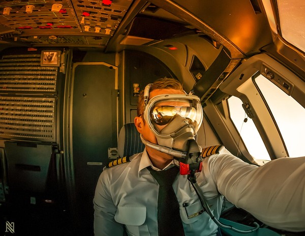 Picture 11 of A close-up of the 'brain' of a plane over the beam makes you dizzy