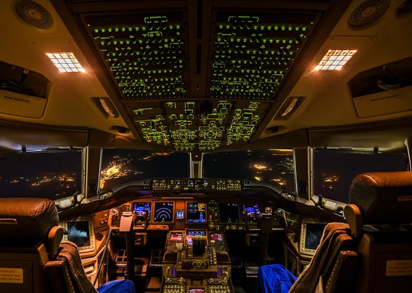 Picture 12 of A close-up of the 'brain' of a plane over the beam makes you dizzy
