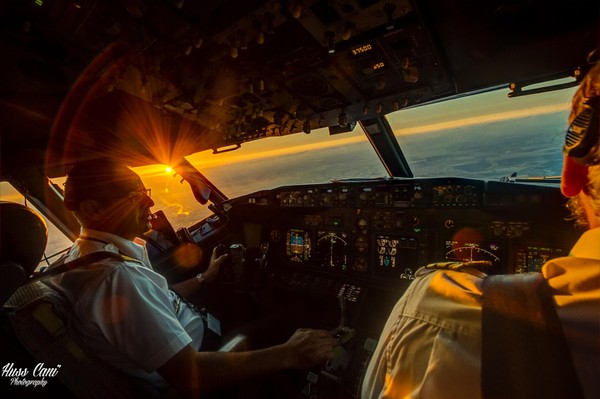 Picture 5 of A close-up of the 'brain' of a plane over the beam makes you dizzy
