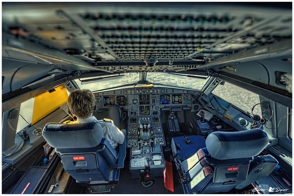 Picture 7 of A close-up of the 'brain' of a plane over the beam makes you dizzy