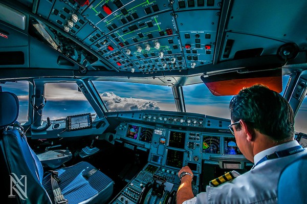 Picture 8 of A close-up of the 'brain' of a plane over the beam makes you dizzy