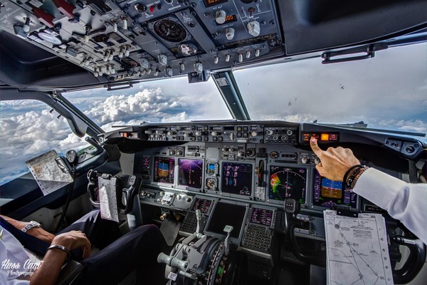 Picture 9 of A close-up of the 'brain' of a plane over the beam makes you dizzy