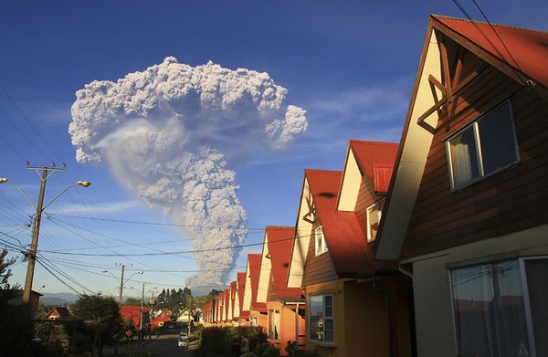 Picture 10 of A close-up of the erupting Chilean volcano leaves you feeling dead