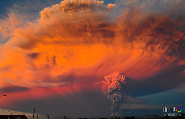 Picture 2 of A close-up of the erupting Chilean volcano leaves you feeling dead
