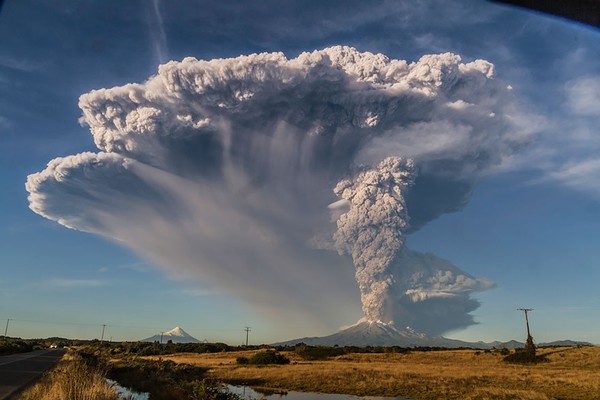 Picture 8 of A close-up of the erupting Chilean volcano leaves you feeling dead
