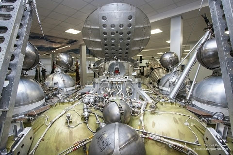 Picture 10 of A close-up of the Soviet antiques moon explorer