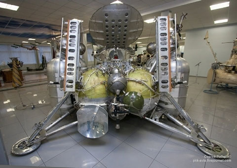 Picture 11 of A close-up of the Soviet antiques moon explorer