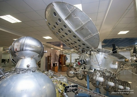 Picture 12 of A close-up of the Soviet antiques moon explorer