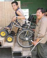 Picture 1 of A disabled person successfully built a wheelchair climbing stairs