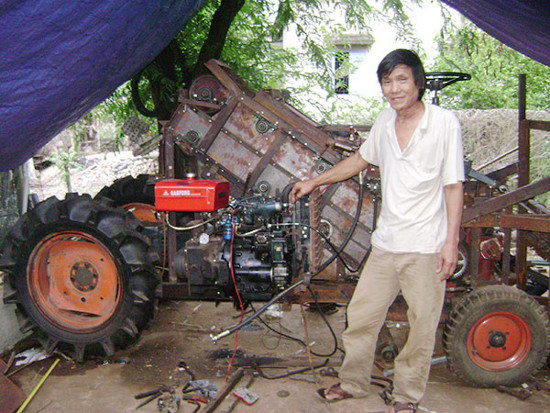 Picture 1 of A farmer successfully built sugar cane harvesters