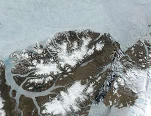 Picture 1 of A giant ice sheet in the Arctic was separated from the mainland