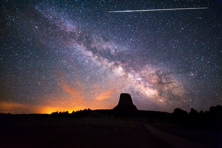 Picture 1 of A meteor shower appears throughout the month