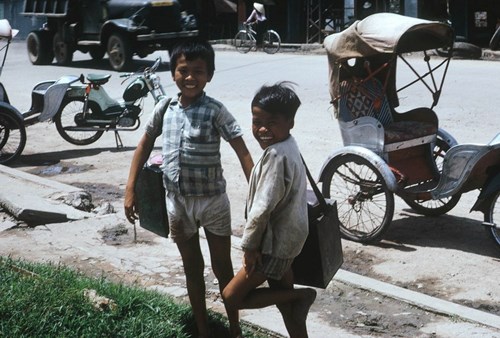 Picture 10 of A series of colorful photos of children in the South and Central before 1975