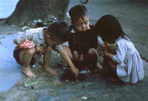 Picture 13 of A series of colorful photos of children in the South and Central before 1975