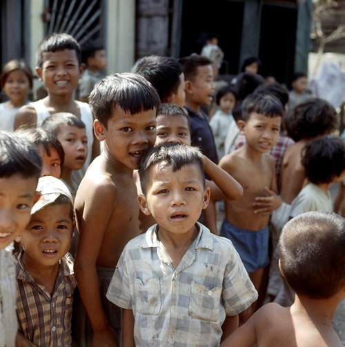 Picture 8 of A series of colorful photos of children in the South and Central before 1975