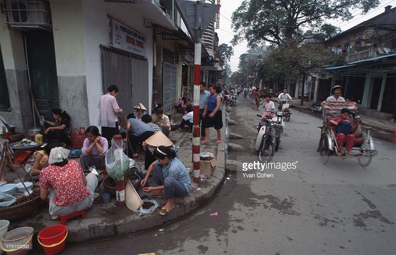 Picture 11 of A series of photos to live in Hanoi 20 years ago by Yvan Cohen