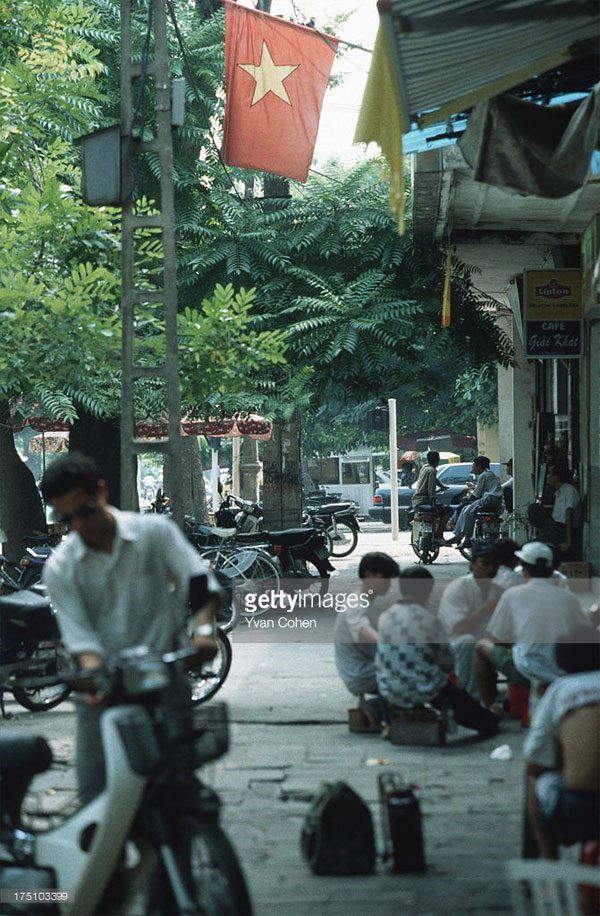 Picture 14 of A series of photos to live in Hanoi 20 years ago by Yvan Cohen