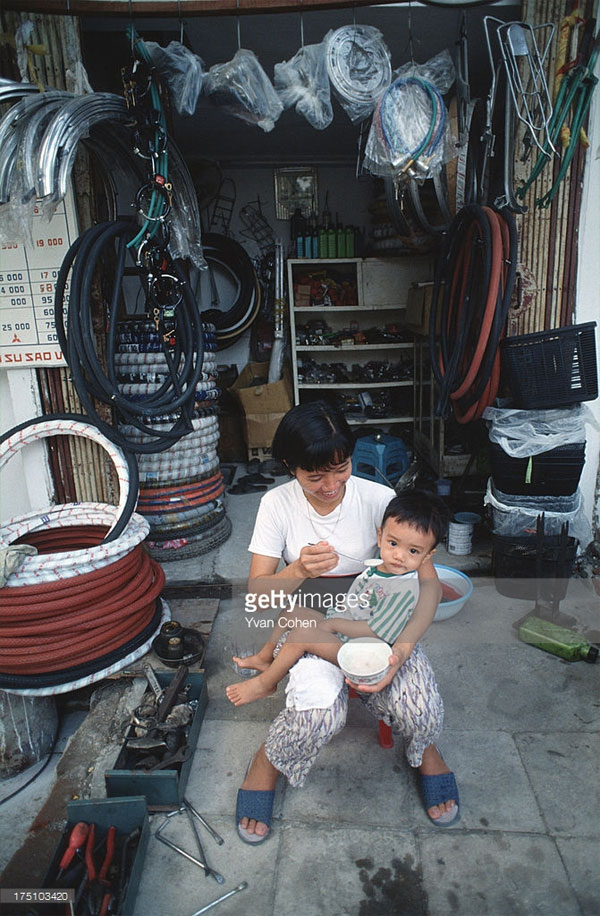 Picture 18 of A series of photos to live in Hanoi 20 years ago by Yvan Cohen