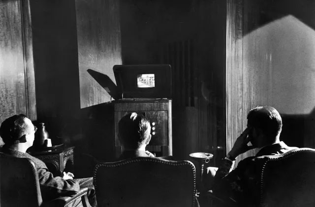 Picture 1 of A series of photos when people were still 'addicted' to the television
