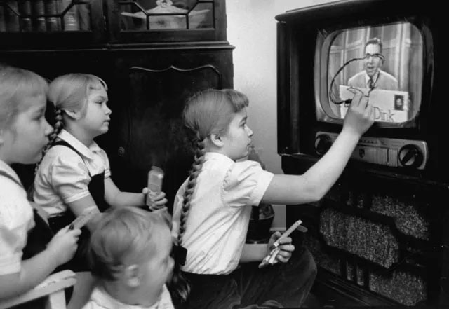 Picture 10 of A series of photos when people were still 'addicted' to the television