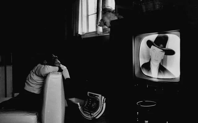 Picture 11 of A series of photos when people were still 'addicted' to the television