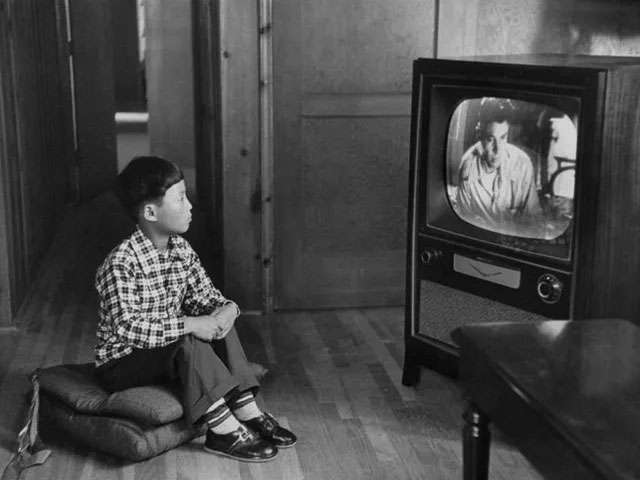 Picture 12 of A series of photos when people were still 'addicted' to the television