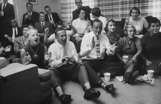 Picture 13 of A series of photos when people were still 'addicted' to the television