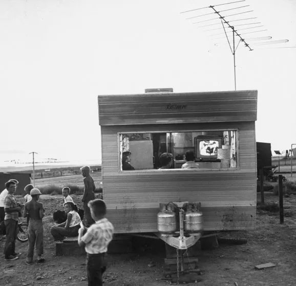 Picture 14 of A series of photos when people were still 'addicted' to the television
