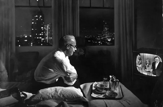 Picture 16 of A series of photos when people were still 'addicted' to the television